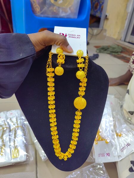 Parure de bijoux dorés élégante