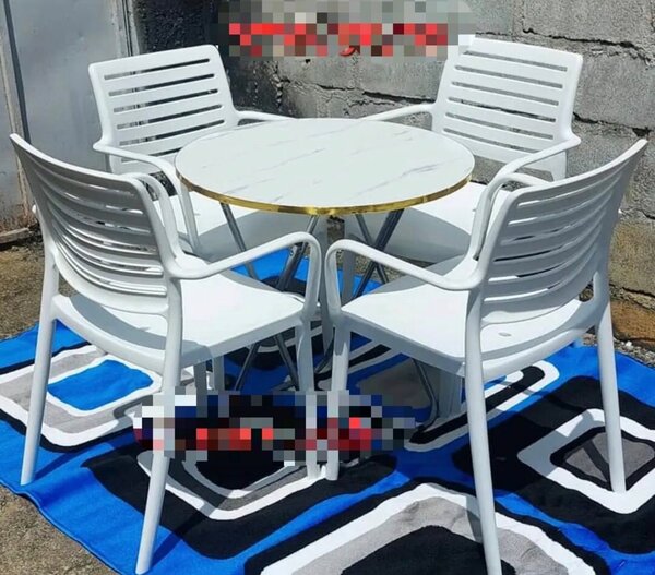 Ensemble table et chaises extérieur