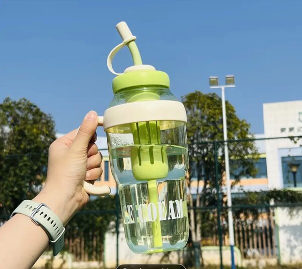 Bouteille d'eau avec paille