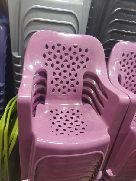 Chaises empilables en plastique