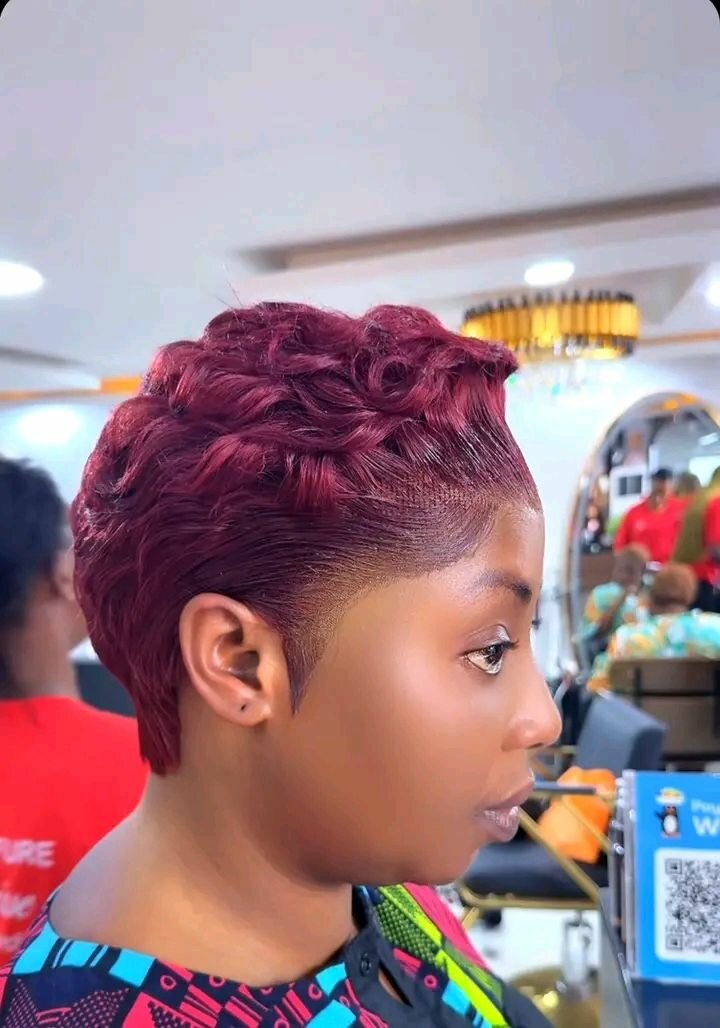 Coiffure courte ondulée élégante