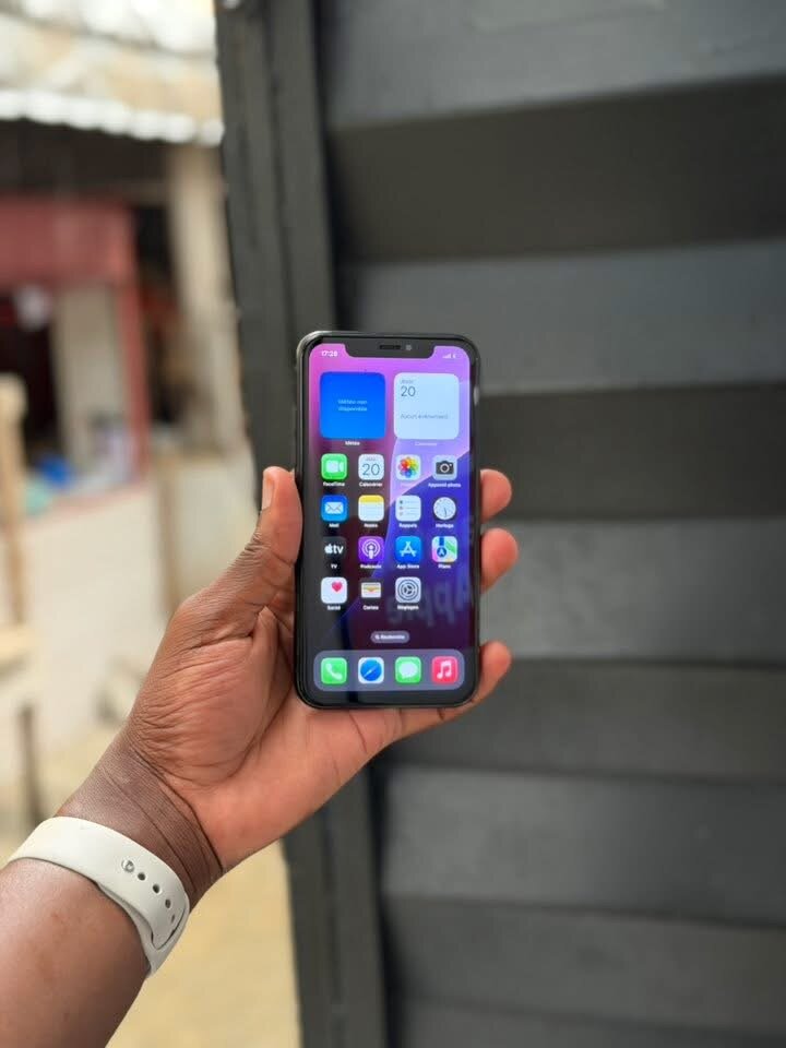 iPhone noir en excellent état