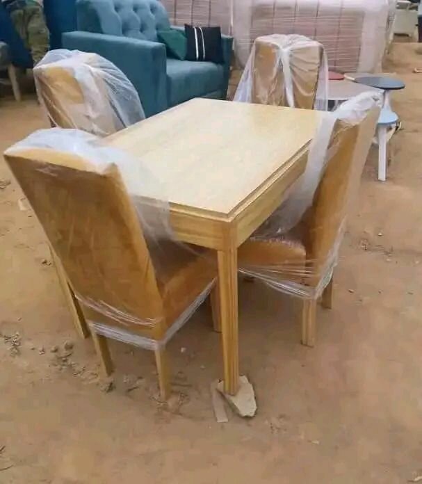 Table et chaises élégantes