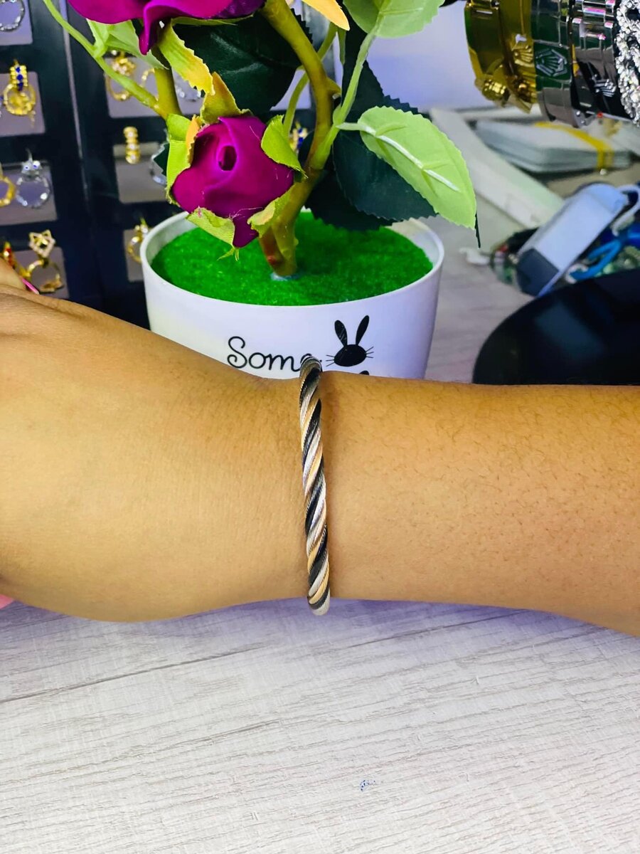 Fashionable women's bracelets