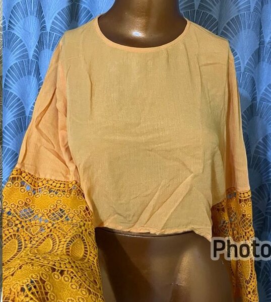Blouse en dentelle colorée