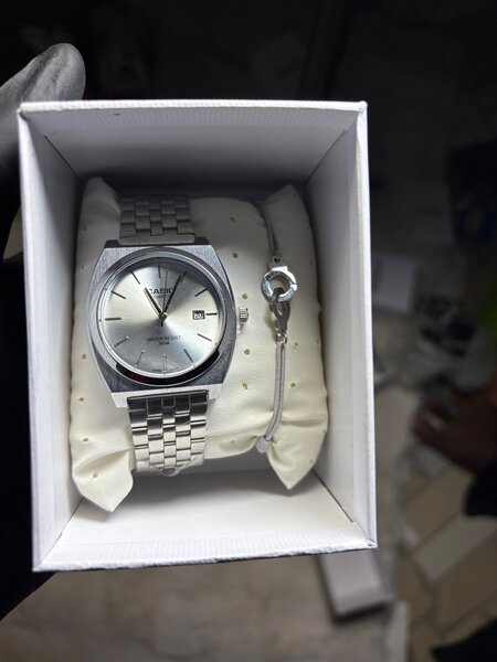 Montre en acier inoxydable élégante