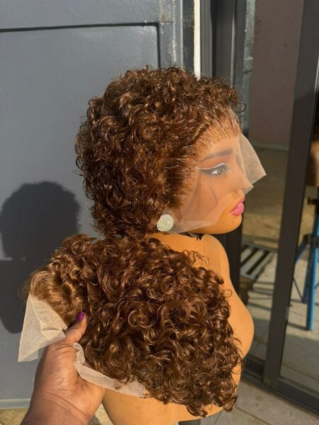 Perruque bouclée en dentelle