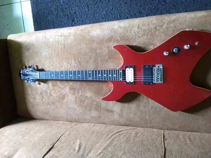 Guitare électrique rouge