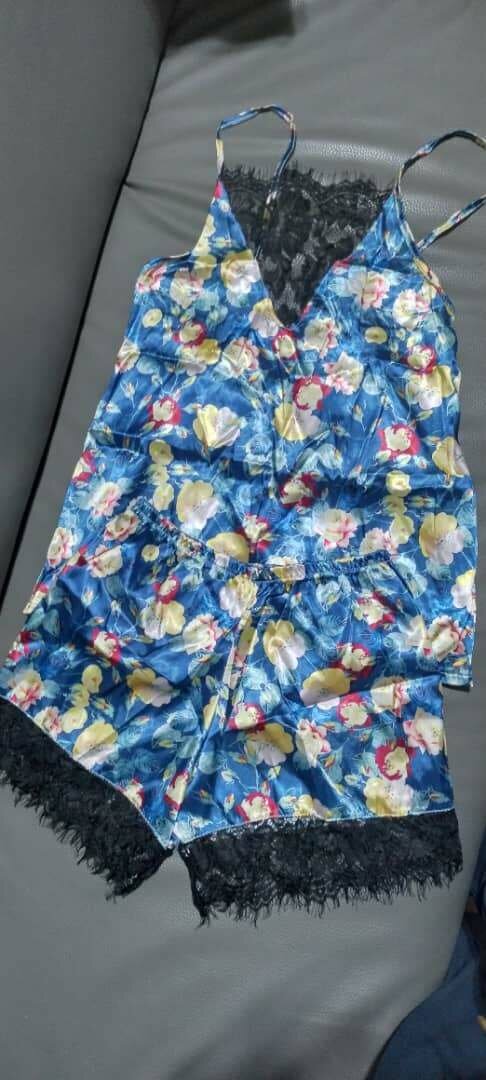 Ensemble en satin fleuri