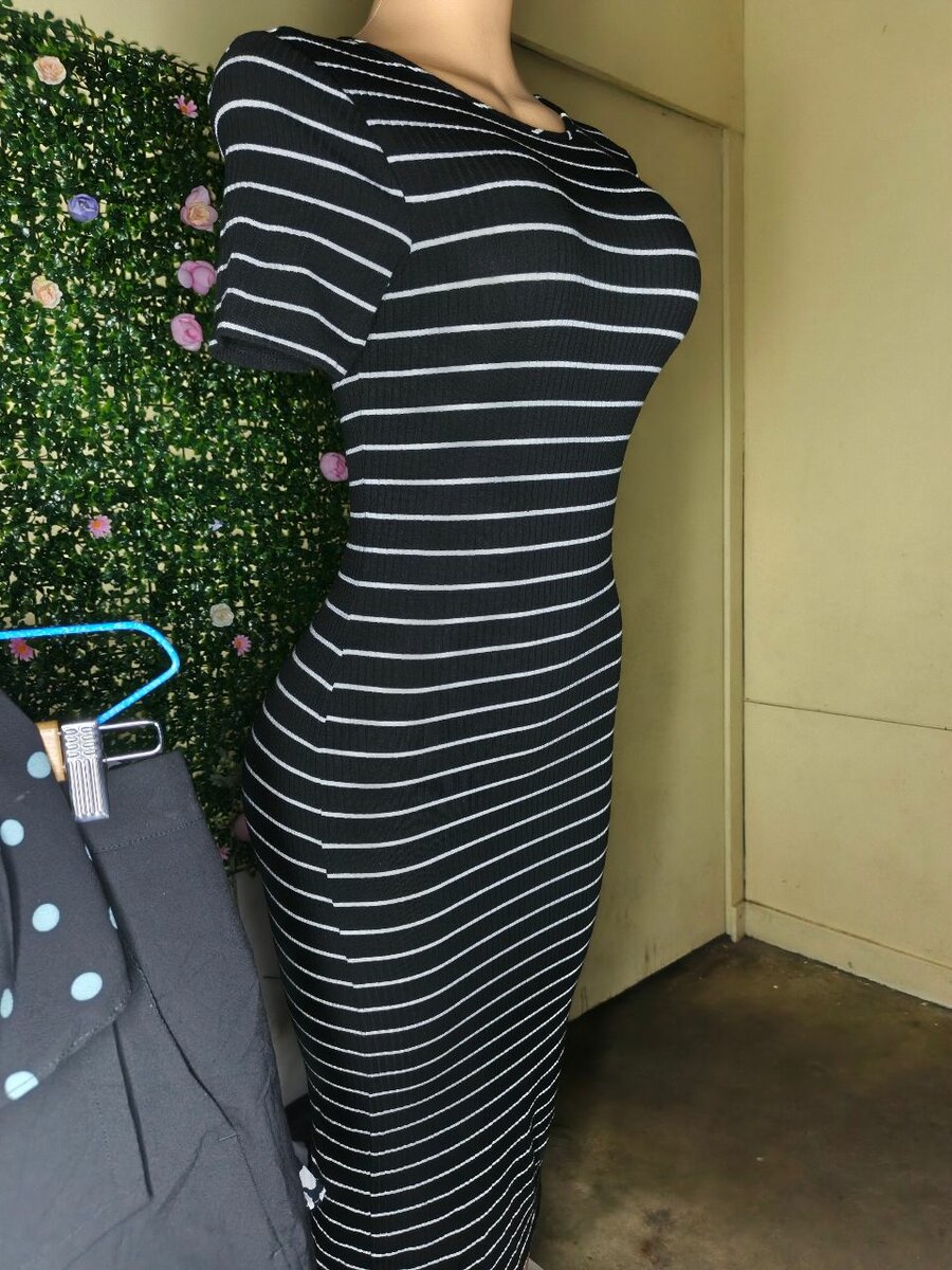 Robe rayée noire élégante