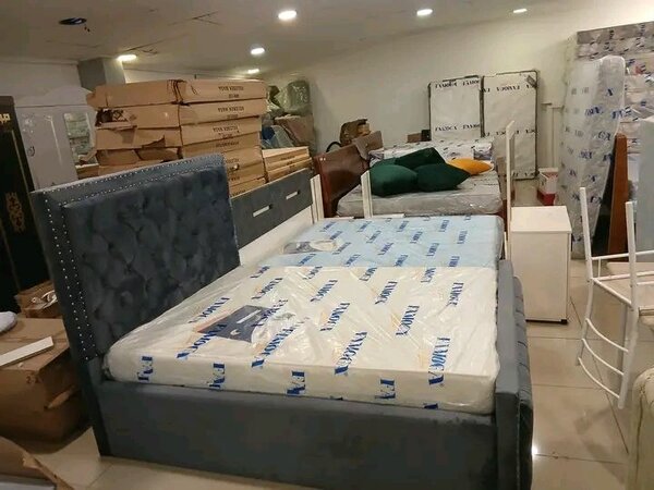 Lit moderne capitonné