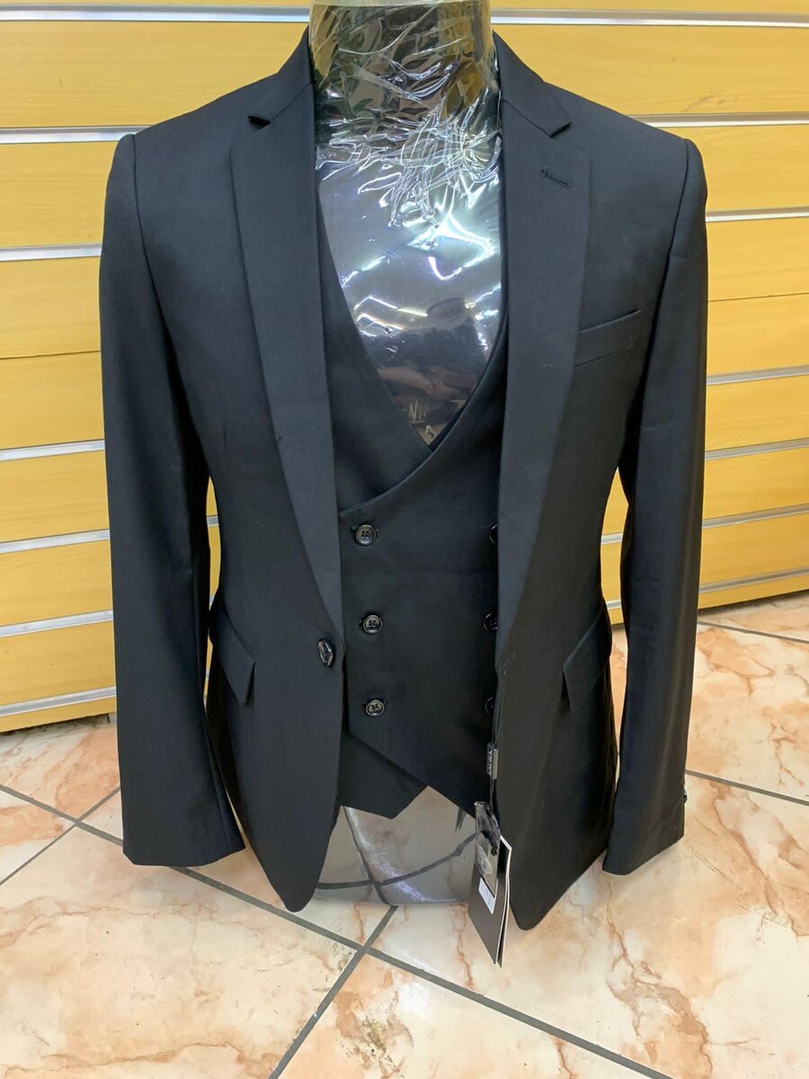 Men’s 3 piece suit, color gray
