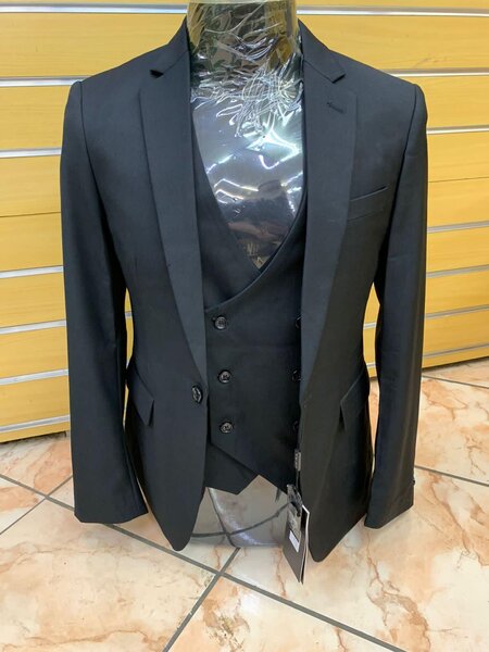Men’s 3 piece suit, color gray