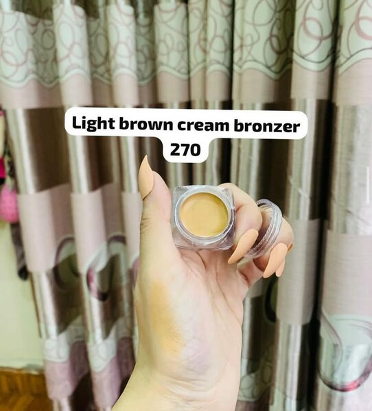 Light brown cream bronzer