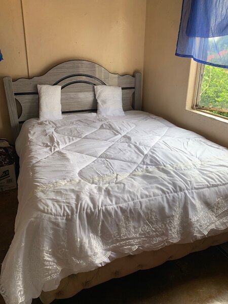 7 pieces white duvet ,comes with 4 pillow cases and 2 small