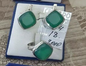 Красивый комплект украшений (серьги + кольцо)