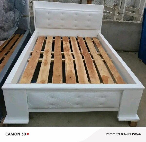 Lit en bois blanc moderne