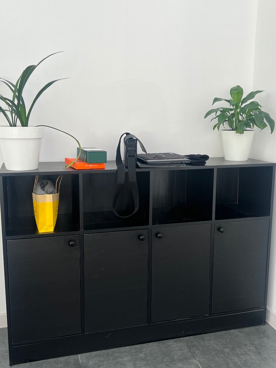 Пара шкафов для хранения документов, брошюр и т.д.