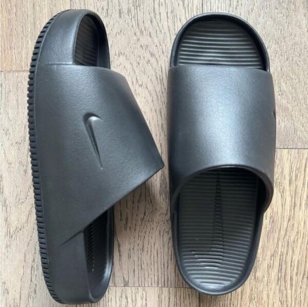 Claquettes noires élégantes