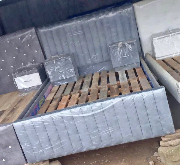 Lit double moderne en bois