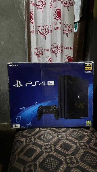 Console Sony PS4 Pro 1 To