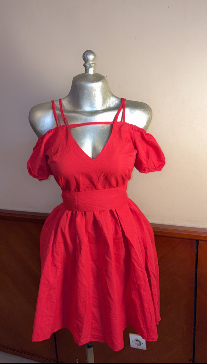 Robe rouge épaules dénudées