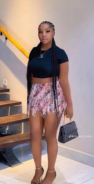 Mini-jupe à plumes tendance