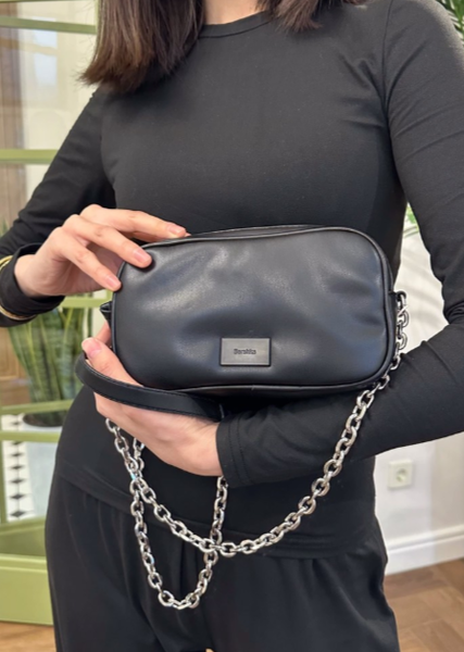 Вместительная кроссбоди сумка от BERSHKA черная