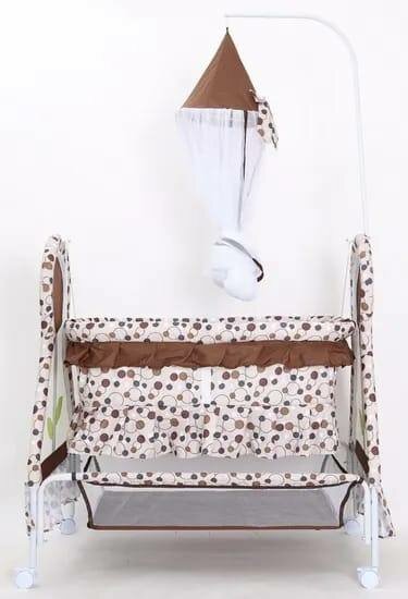 Un lit et une poussette