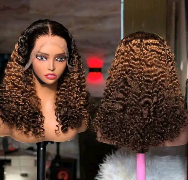 Perruque bouclée naturelle