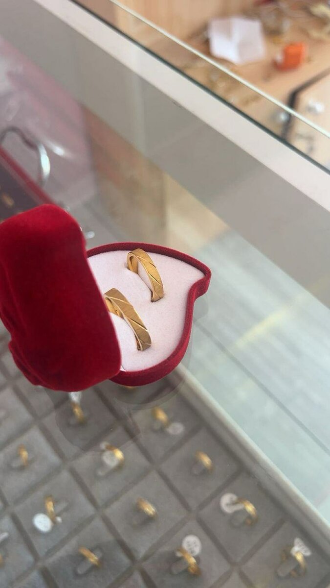 Alliances dorées élégantes