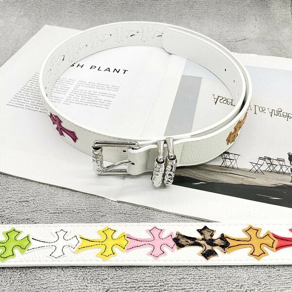 Ceinture en cuir avec croix colorées