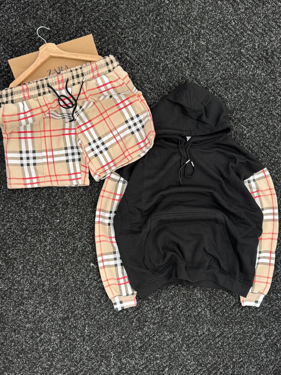 Hoodie noir et short à carreaux