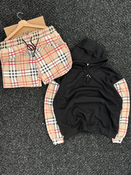 Hoodie noir et short à carreaux