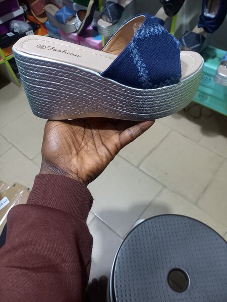 Sandales compensées en denim