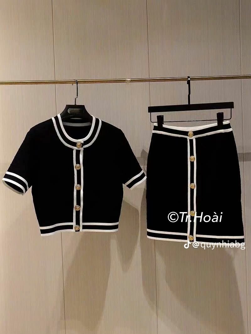 Ensemble chic à boutons dorés