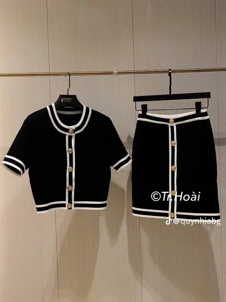 Ensemble chic à boutons dorés