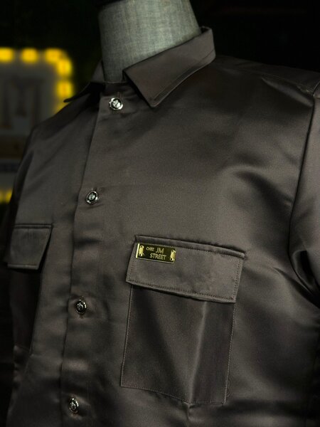 Chemise en satin brun élégant