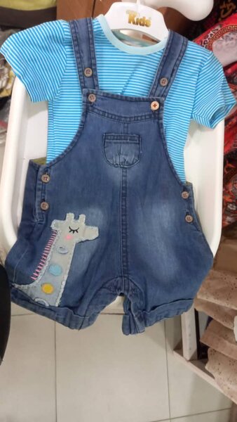 Salopette bébé en jean avec t-shirt