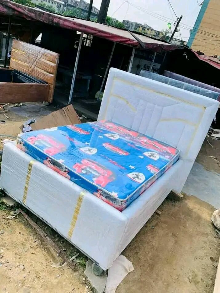 Lit Simple avec Matelas