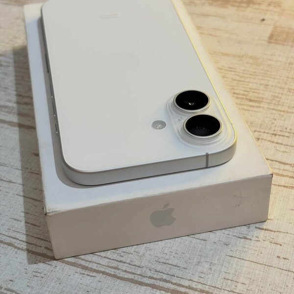 iPhone 16 Blanc Élégant