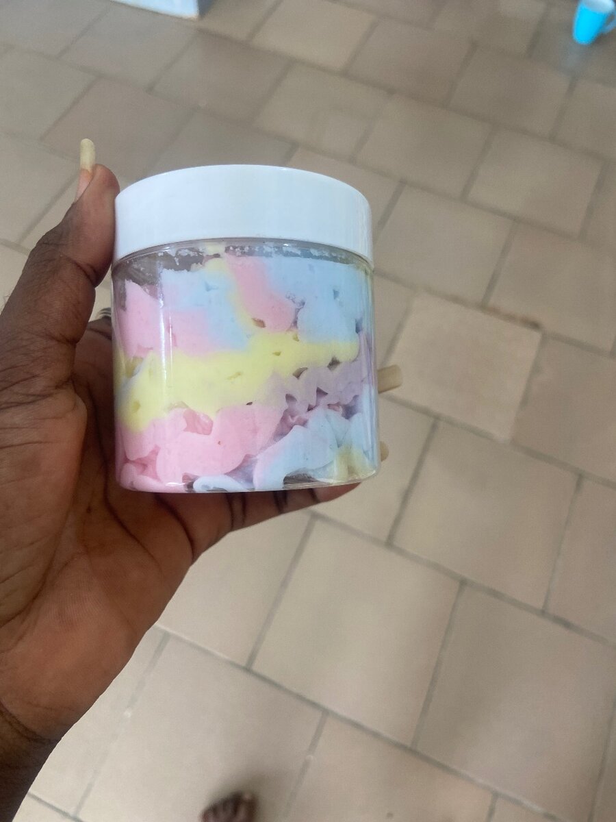 Mousse corporelle arc-en-ciel