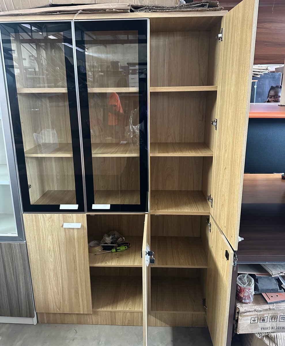Armoire vitrée en bois élégante