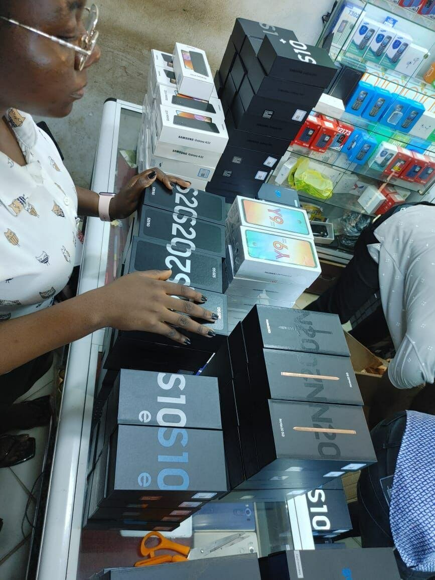 GALAXY S10e 128GB IN BOX