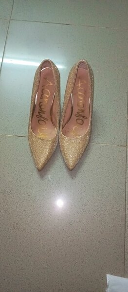 Escarpins dorés élégants