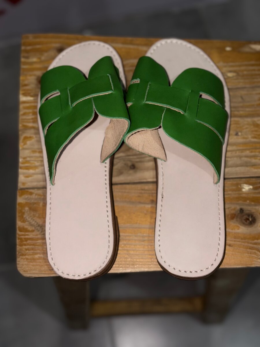 Sandales en cuir vert élégantes