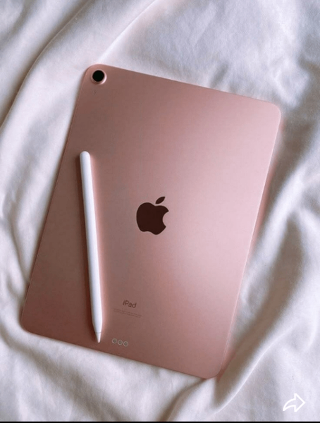 iPad rose avec Apple Pencil