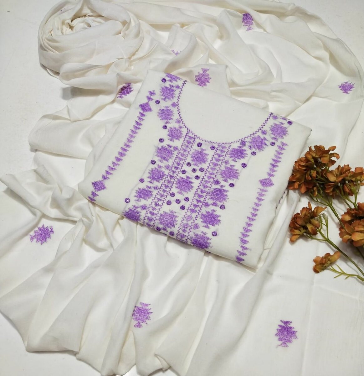 Beautiful embroidery pure lawn 3 pc,dc free