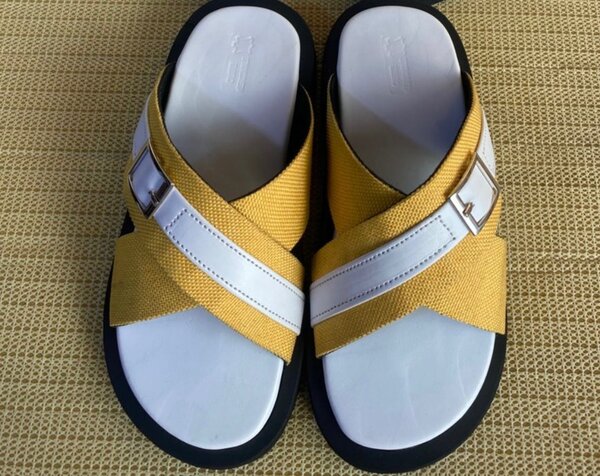 Sandales et Pochette Élégantes