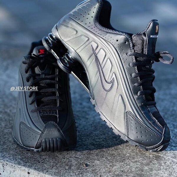 NIKE SHOX R4 TRIPLE BLACK